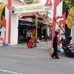 Wanita Ber-clurit Sambangi Polres Tulungagung