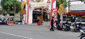Wanita Ber-clurit Sambangi Polres Tulungagung