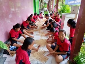 SDN 2 Sobontoro, Lestarikan Kerajinan Anyaman Bambu