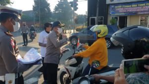 Kapolres Kediri Kota Bagikan Masker Gratis
