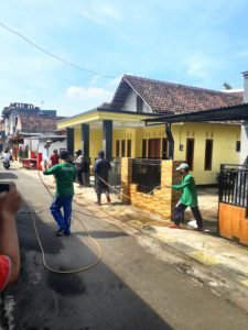 Lindungi Warga dari Wabah Covid 19, Kades Sekarpuro Lakukan Penyemprotan