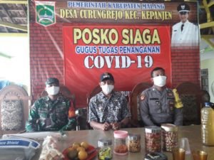Desa Curungrejo Rutin Lakukan Penyemprotan dan Bagikan Masker untuk Lawan Covid-19