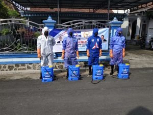 Cegah Covid 19, Relawan GS Bagikan Masker dan Lakukan Penyemprotan di Madiun