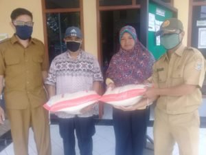 Pemdes Sukoanyar Salurkan Bantuan Non Tunai Warga Terpapar Corona