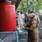 Bupati Jombang Serahkan Tandon Air dan Masker Gratis