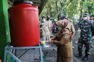 Bupati Jombang Serahkan Tandon Air dan Masker Gratis
