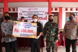 Bupati Serahkan BLT Secara Simbolis