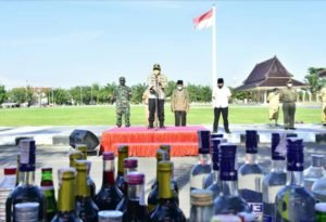 Selama Ramadhan, Polres Blitar Musnahkan Ratusan Miras