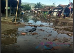 Gelombang Tinggi Terjang Pantai Sine