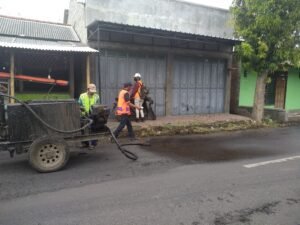 Pemkab Tulungagung Perbaiki Jalan  Arah Jembatan Ngujang 2