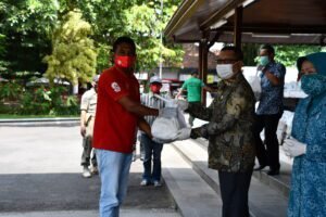 Bantu Masyarakat Terdampak Covid -19, Bupati Tulungagung Serahkan 815 Paket Sembako