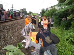 Polisi Sigap Tangani Korban Tewas Tersambar KA