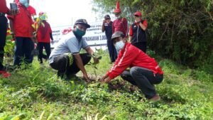 Laksanakan Pesan Bu Mega, DPC PDIP Lamongan Gandeng Pemdes Plosowahyu Jaga Kelestarian Alam