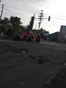 Awas! Jalan Berlubang di  Barat Perempatan Jepun Tulungagung, Rawan Kecelakaan