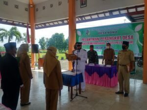 Lantik Dua Perangkat, Kades Bono Berpesan Jangan Menyalahi Wewenang