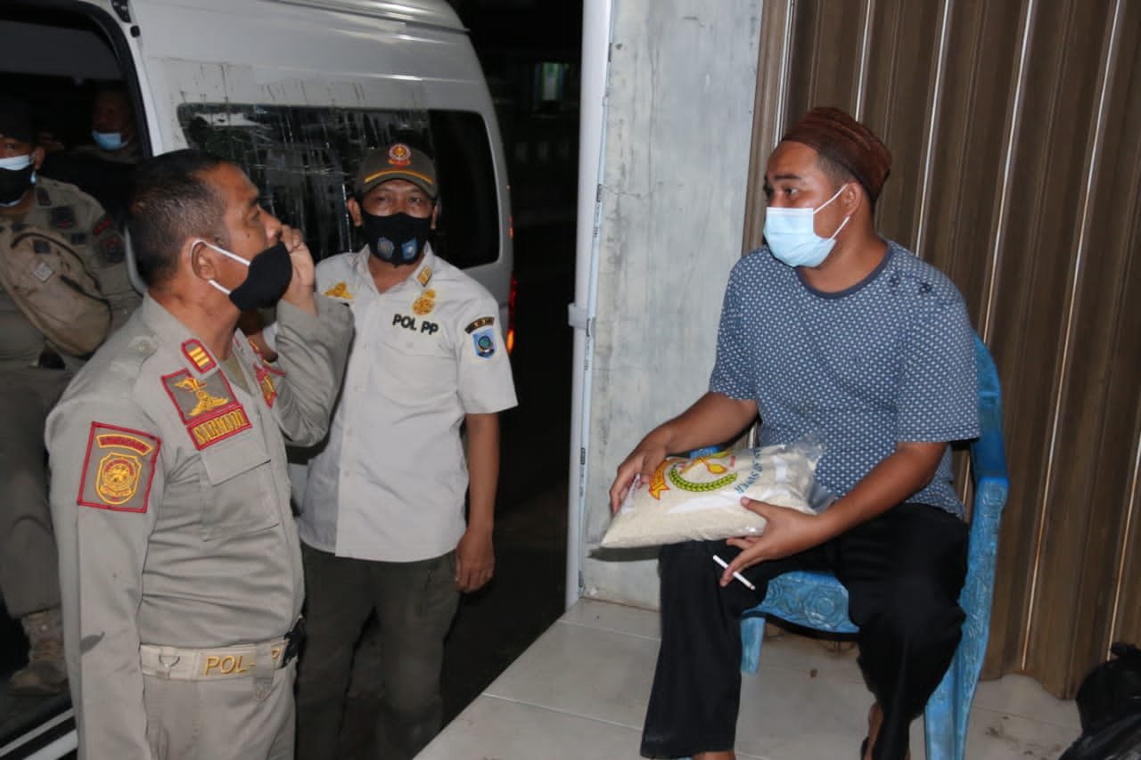 Sosialisasi PPKM, Satpol PP Provinsi Babel Bagi Sembako pada Masyarakat