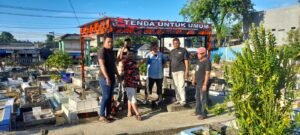 Pemuda Pancasila Bagi-bagi Tenda untuk Kuburan
