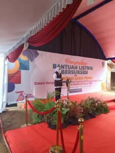 Gubernur Khofifah dan PLN Sambungkan Listrik Gratis Rumah Tangga Pra Sejahtera di Ponorogo