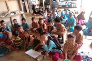 Mengenaskan, Siswa SDN Terpaksa Belajar Digarasi Beralaskan Terpal