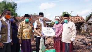 Bupati Berikan Bantuan Korban Kebakaran di Bangkalan