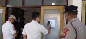 Satpol PP Pantau Penggunaan Aplikasi PeduliLindungi di Area Publik