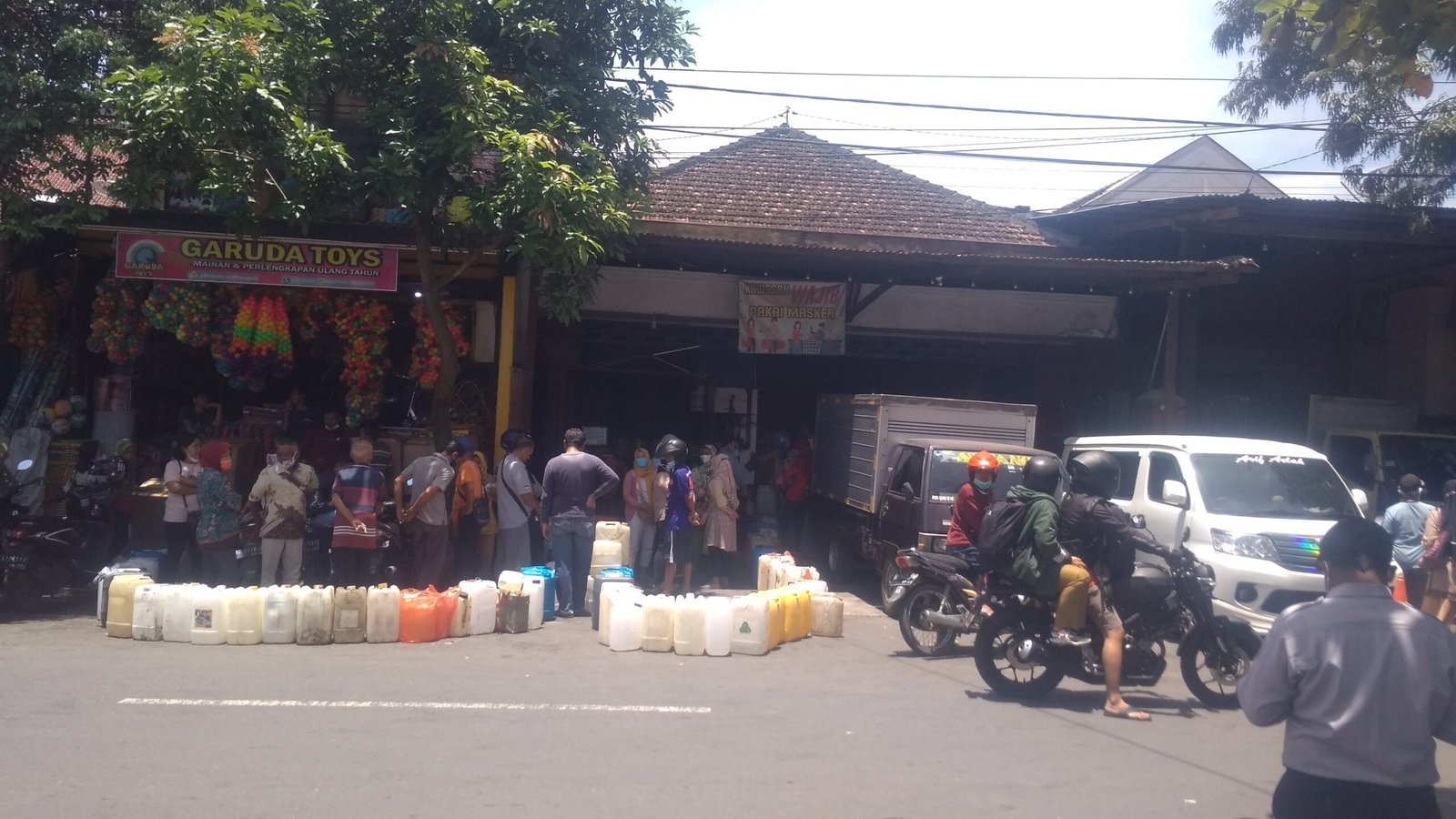 Semakin Langka, Antrean Pembeli Minyak Goreng di Trenggalek Mengular