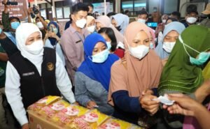 Kendalikan Inflasi di Jatim, Khofifah Lakukan Operasi Pasar Minyak Goreng Murah