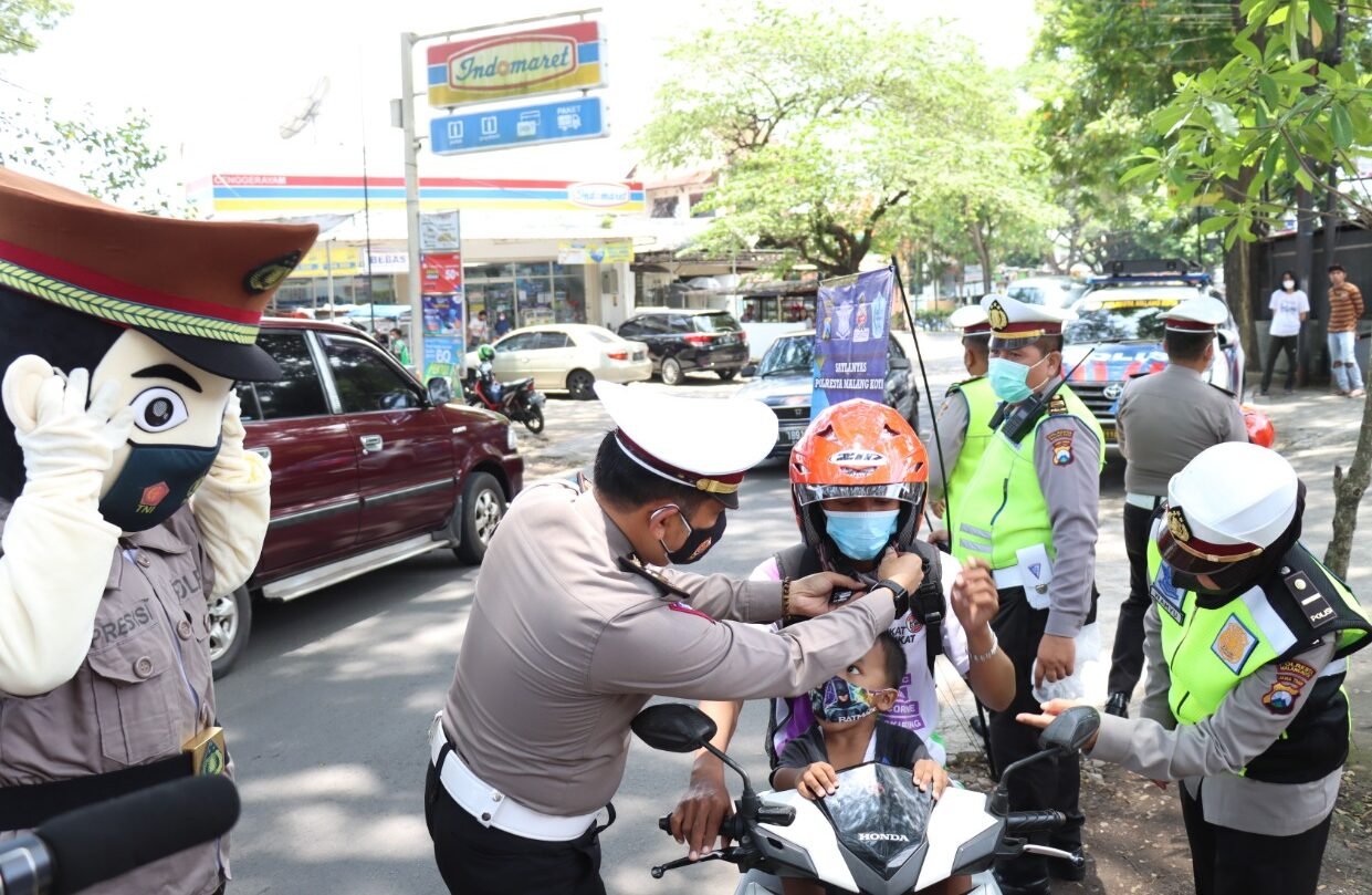 Gelar Operasi Keselamatan Semeru 2022, Polresta Malang Bagikan Helm Gratis