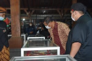 Bupati  Buka Pameran Nasional  Keris Tosan Aji di Pendopo Ndalem