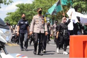 Amankan Aksi Demo, Polres Tulungagung Juga Bagikan Takjil ke Para Pendemo