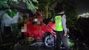 Mobil di Surabaya Tersambar Kereta Api, 3 Orang Tewas
