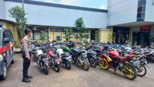 Ratusan Motor Berknalpot Brong Diamankan, Kini Terparkir di Mapolres Lamongan