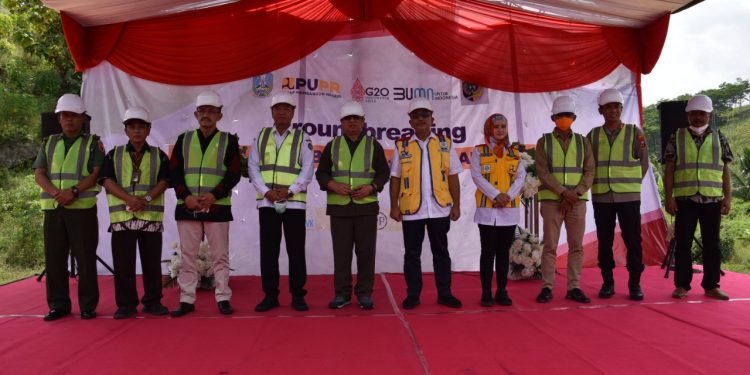 Bupati Melakukan Groundbreaking Pembangunan Jalur Lintas Selatan Sine – Molang