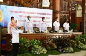 Bupati Maryoto Serahkan 105 SK PPPK yang Lolos Tahap II