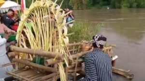 Warga Gelar Larungan di Sungai Brantas, Wabup Diberi Kehormatan Melepas Merpati dan Itik