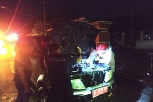 Diduga Mengalami Korsleting, Mobil Berplat Merah Milik Pemkab Tulungagung Terbakar