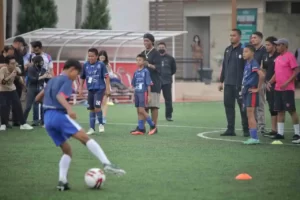 Ronaldinho Memberikan Coaching Clinic Bagi Anak-Anak di Malang