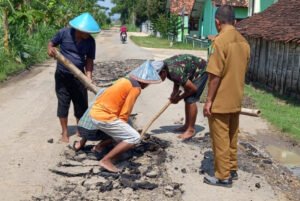 Sepuluh Tahun Rusak, Warga di Blora Perbaiki Jalan Sendiri