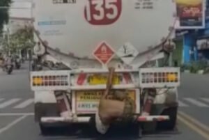 ODGJ di Rembang Bergelantungan Bak Spiderman di Truk Pertamina yang Melaju