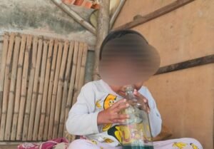 Kebiasaan Balita di Sampang Hirup Aroma Bensin