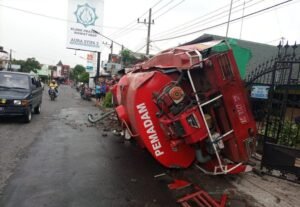 Mobil Damkar di Kediri Terguling Saat Hendak Padamkan Kebakaran