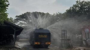 Cegah PMK, Satgas dan Ratusan Warga Sterilkan Pasar Hewan