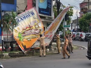 Masa Izin Habis, Sejumlah Reklame Dibongkar Satpol PP