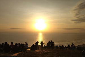 Pesona Sunset di Puncak Bukit Paralayang Parangtritis
