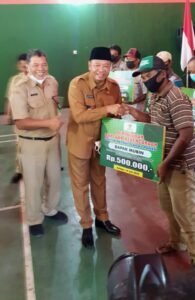 Wabup Serahkan Bantuan Kebencanaan BAZNAS untuk Petani Gagal Panen