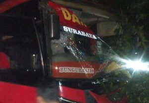 Aksi Salip Bus Surabaya Semarang Berakhir Seruduk Mobil Pribadi