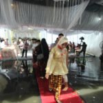 pernikahan saat banjir rob