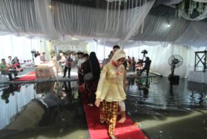 Pasangan di Jepara Tak Urungkan Hajatan Pernikahan Saat Banjir Rob Menggenang