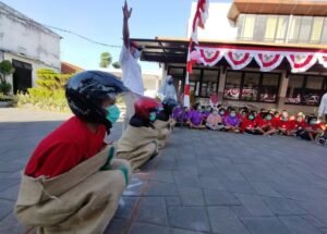 Keseruan ODGJ Lomba Balap Karung di Surabaya