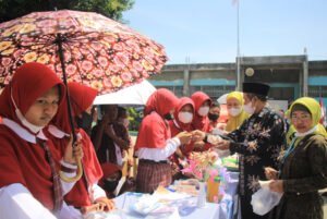 Keseruan Bazar Kewirausahaan SMPN 3 Rembang